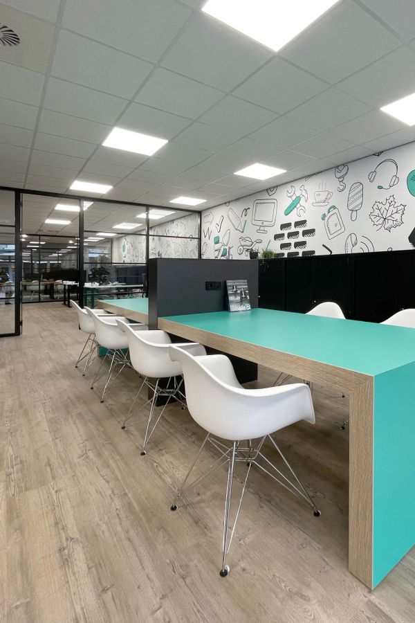 Moderne kantoorinrichting uitzendbureau - Industriële stijl en huisstijl in vergaderruimte en werkomgeving