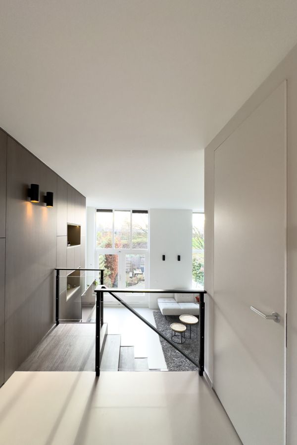 Stijlvol interieur op maat in een moderne woning in Amersfoort, met een balustrade op maat en veel natuurlijk licht.