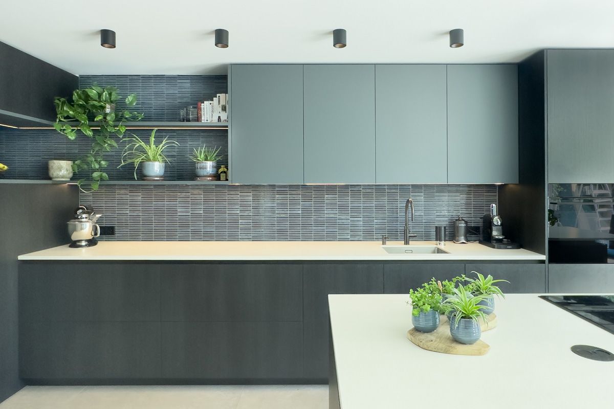 Keukenwand op maat met spoelbak en bovenkasten