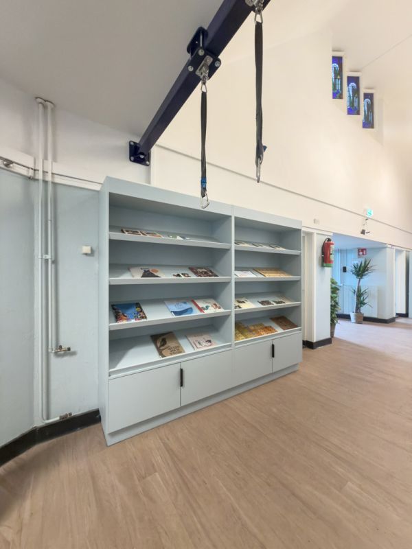 Presentatiekast in de gang van schoolinrichting voor basisschool Pallas Athene in Amersfoort.