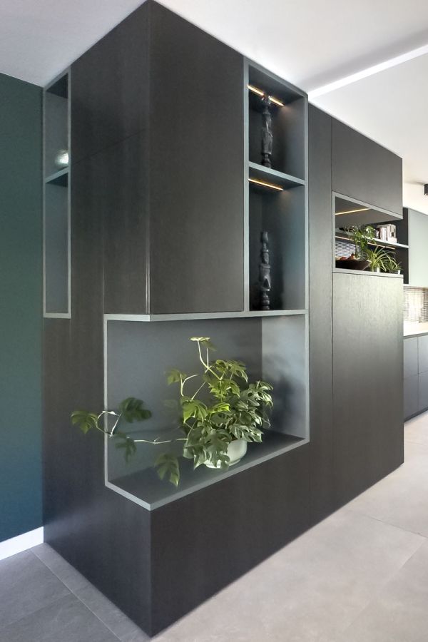 Interieurontwerp woning Amersfoort met maatwerkmeubel in donkere houttint