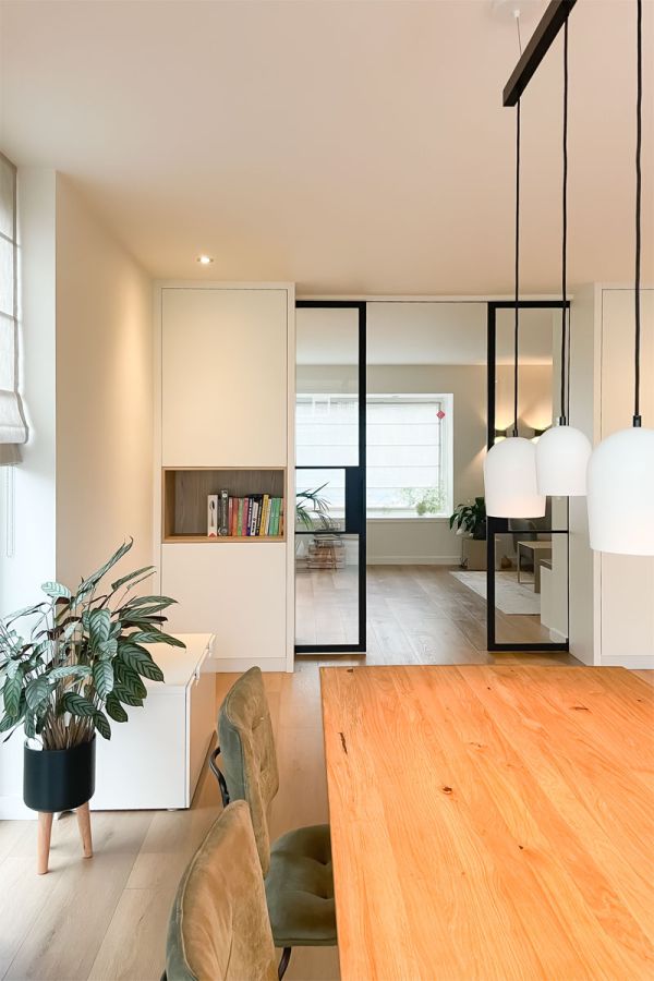 Eetkamer in Amersfoort met houten tafel en kasten op maat.
