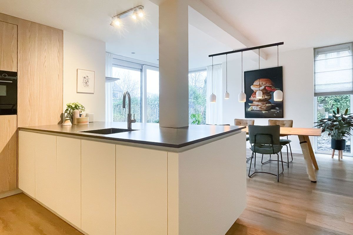 Leefkeuken met kookeiland en schuifpui in Amersfoort.