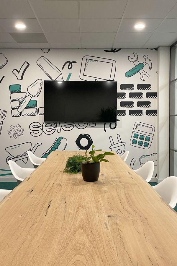 Moderne kantoorinrichting en werkomgeving van Select Uitzendbureau met ontwerp huisstijl
