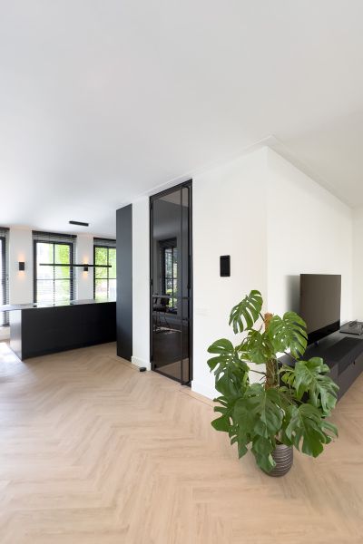 Interieurontwerp woning met zwarte stalen deur en zwarte keuken