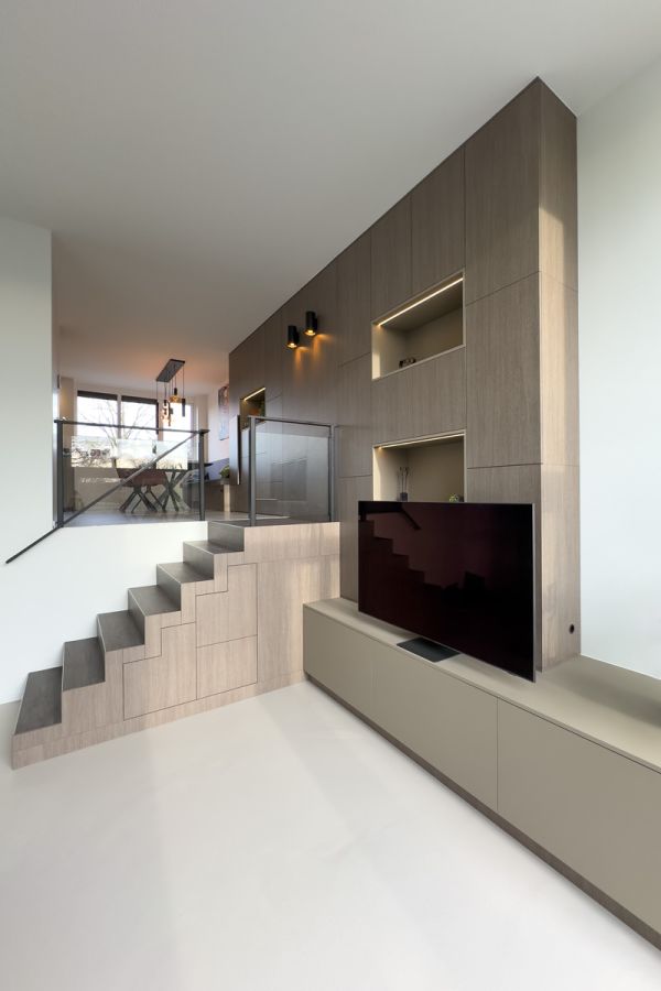 Kast op maat met geïntegreerde trap en tv-meubel in een moderne woning in Amersfoort, ontworpen met luxe en praktische oplossingen.
