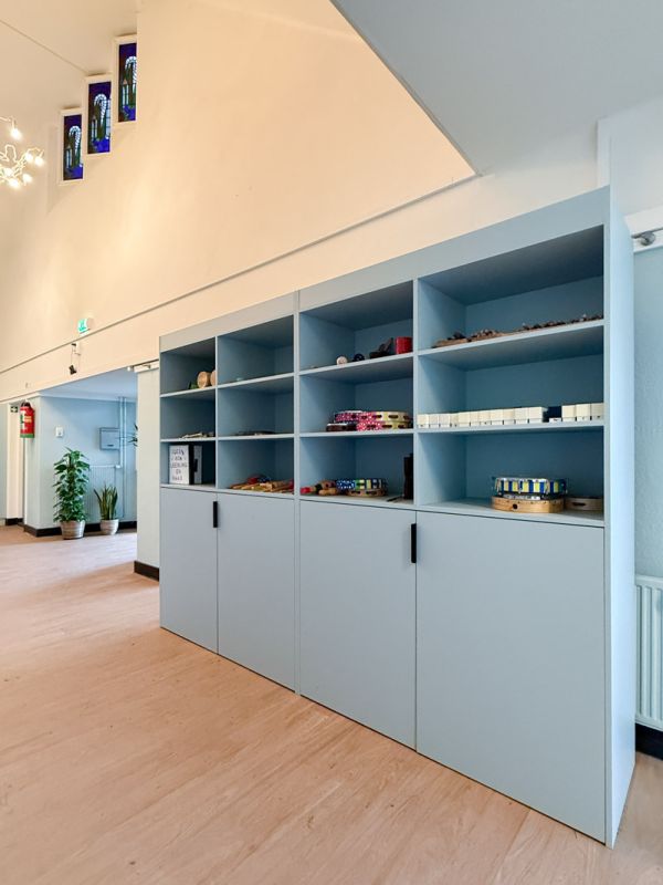 Kast op maat met muziekattributen in de gang van basisschool Pallas Athene in Amersfoort.