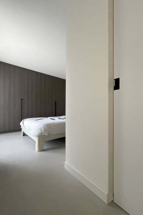 Inbouwkasten slaapkamer en moderne schuifdeur badkamer