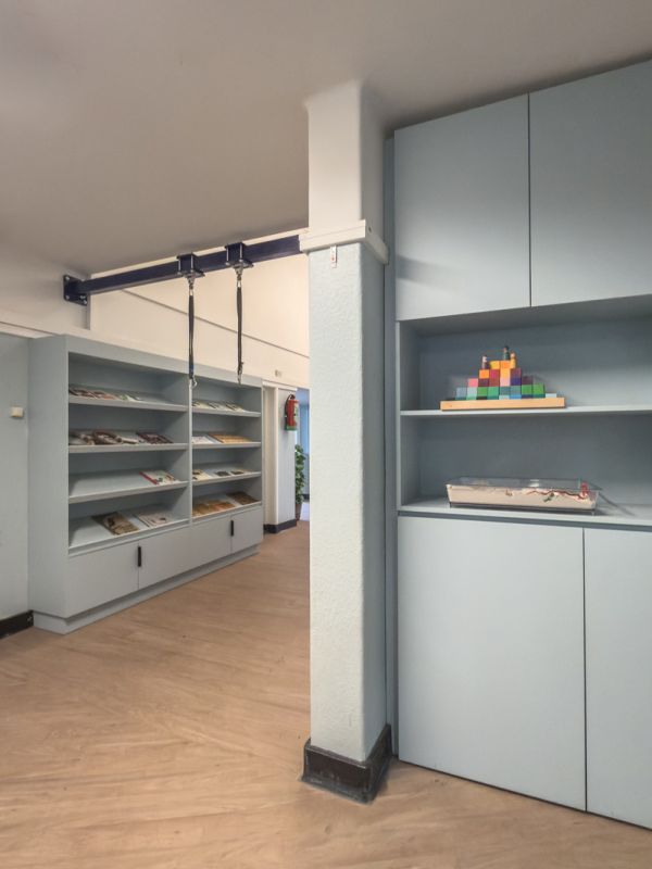 Maatkasten voor de schoolinrichting van basisschool in Amersfoort in lichtblauwe kleur.