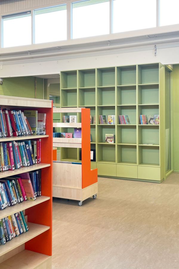Inrichting schoolgebouw: treinbankje duurzame schoolinrichting