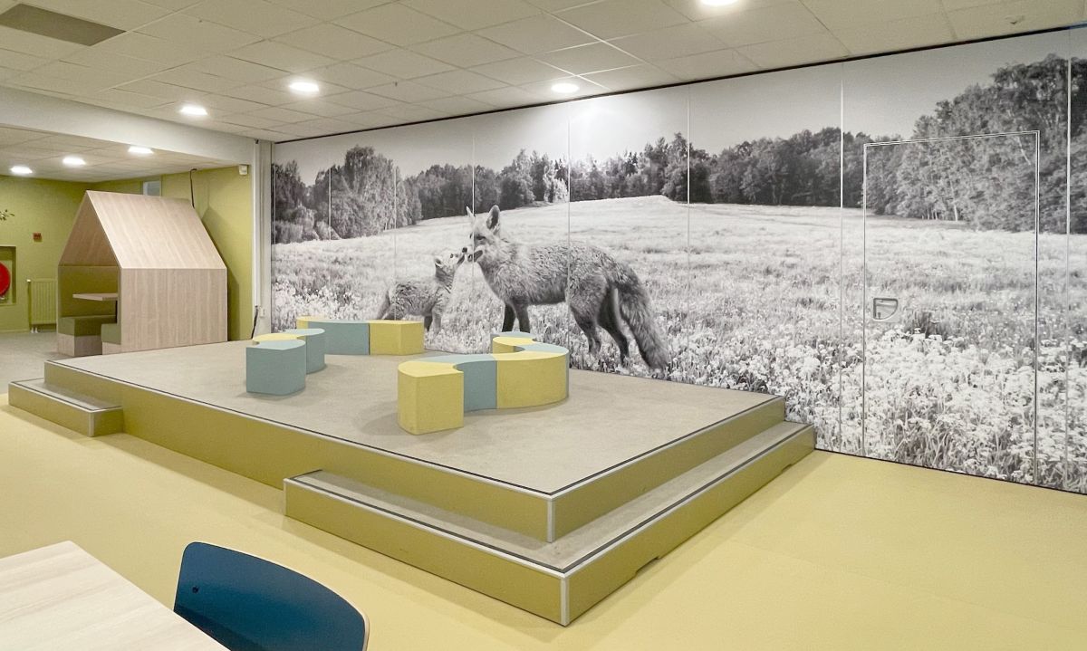 Podium voor schoolinrichting van basisschool De Vos met fotoprint van een vos
