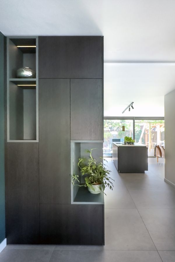 Maatwerkkast tussen keuken en woonkamer in woning Amersfoort.