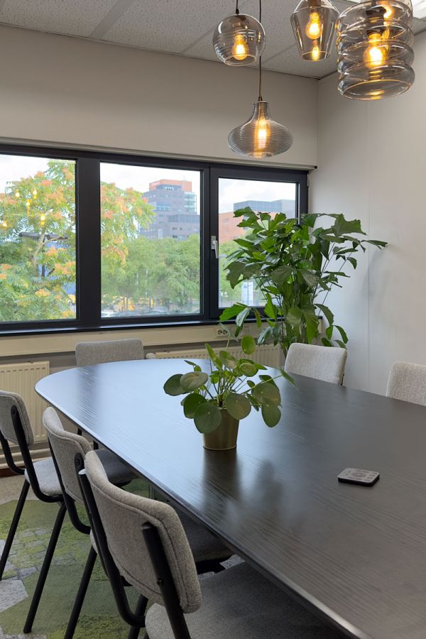 Ontwerp kantoorruimte Utrecht. Vergaderkamer met veel planten.