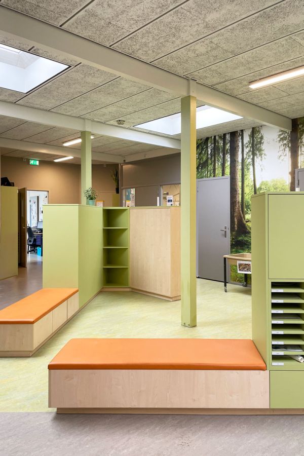Inrichting schoolgebouw: leerplein en bibliotheek basisschool 