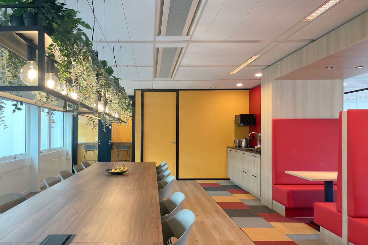 Ontwerp van de pantry en lunchruimte met vergadertafel kleurrijk ontwerp kantoorinrichting