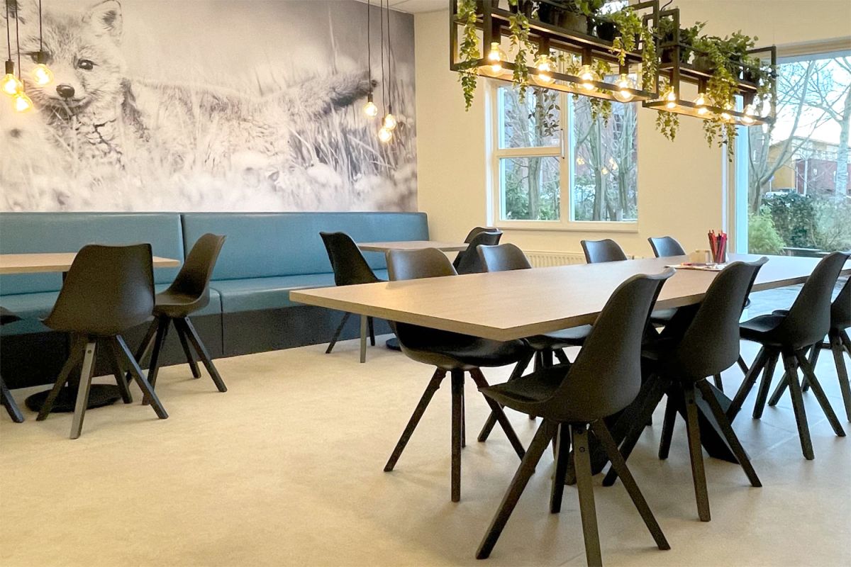 Inrichting teamkamer voor basisschool De Vos met lunchtafel, maatbank en fotoprint van een vos.