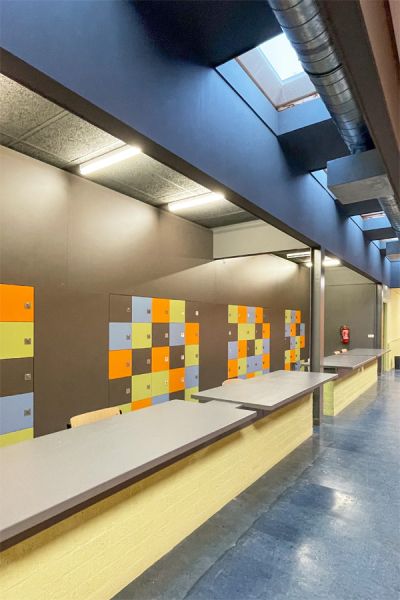 Schoolinrichting Baanbreker IJsselstein met kleurrijke kluisjes en meubels op maat.