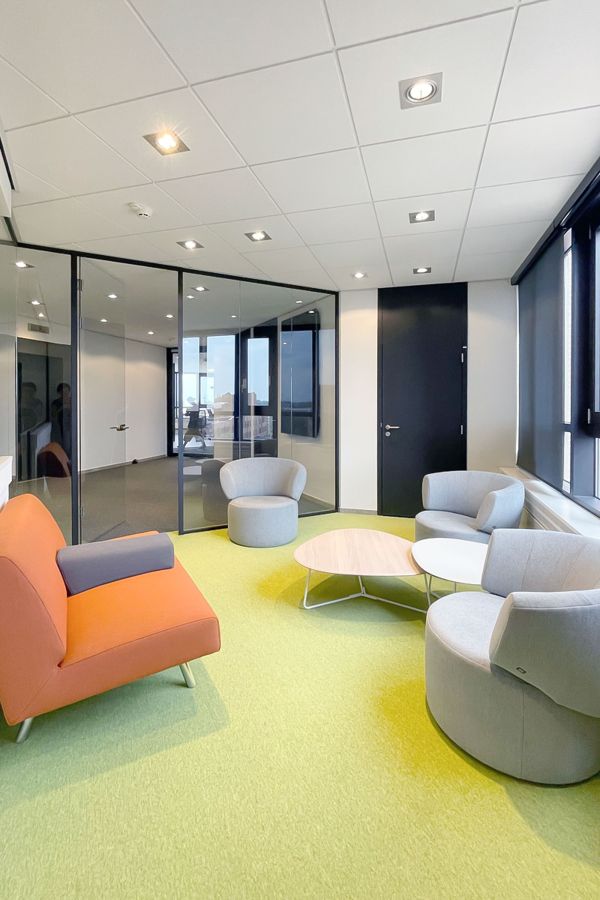 Overlegplek in de kantoorinrichting van EAGE in Bunnik, Utrecht, met moderne meubels en een rustige uitstraling.