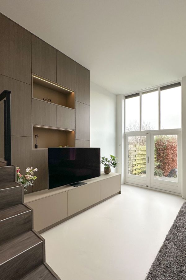 Interieur op maat in Amersfoort met een tv-meubel en maatkast, ontworpen met geïntegreerde verlichting en een luxe uitstraling.