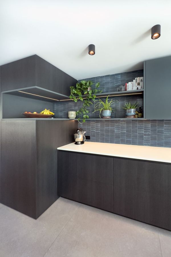 Keuken op maat in moderne stijl met donker hout