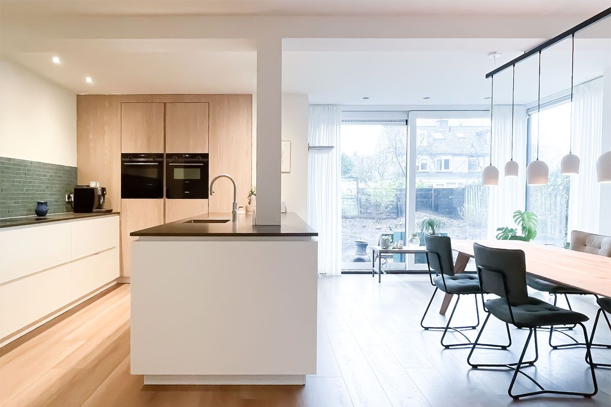 Keukenontwerp met ingebouwde ovens en houten kasten