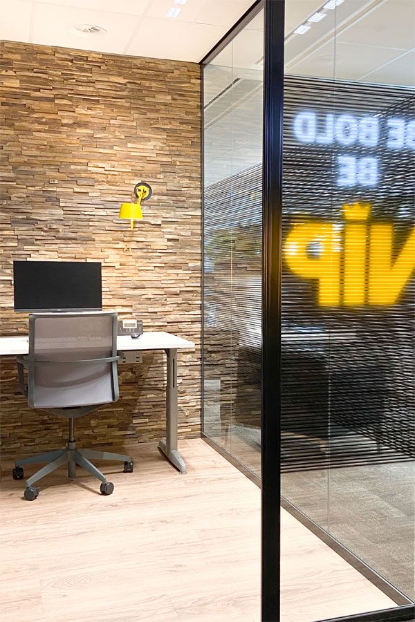 Kantoorinrichting VIP Response Utrecht, stilteruimte met glazen wanden en signing