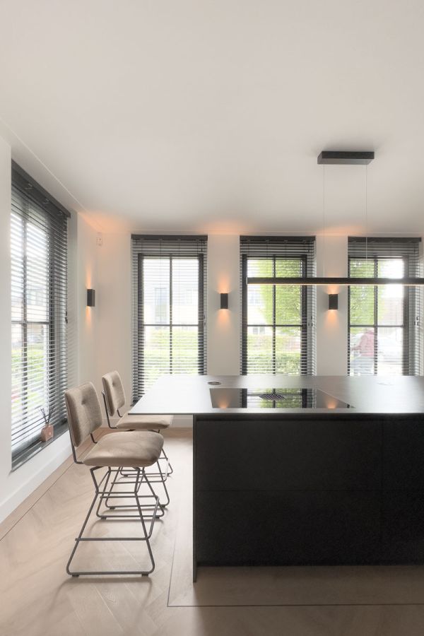 Luxe interieur met zwarte keuken