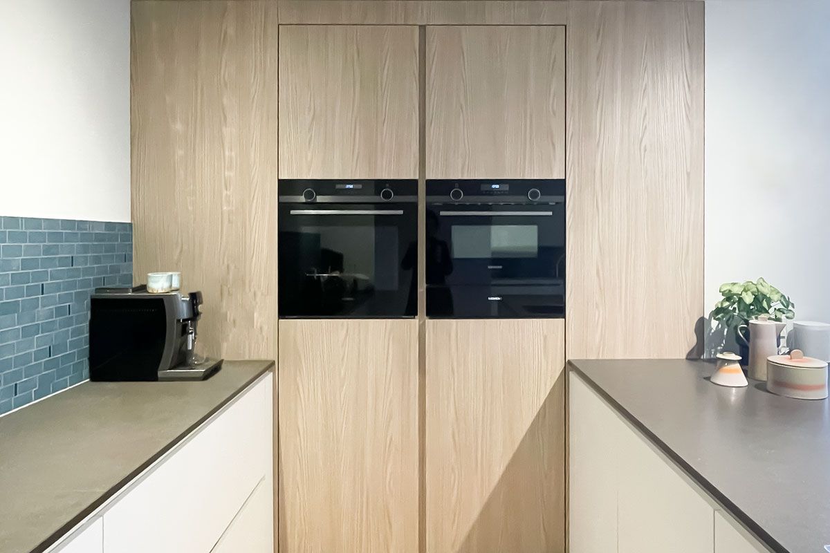 Interieur keuken met wandkast met apparatuur