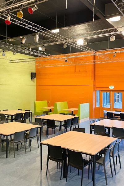 Inrichting leerplein met treinbanken