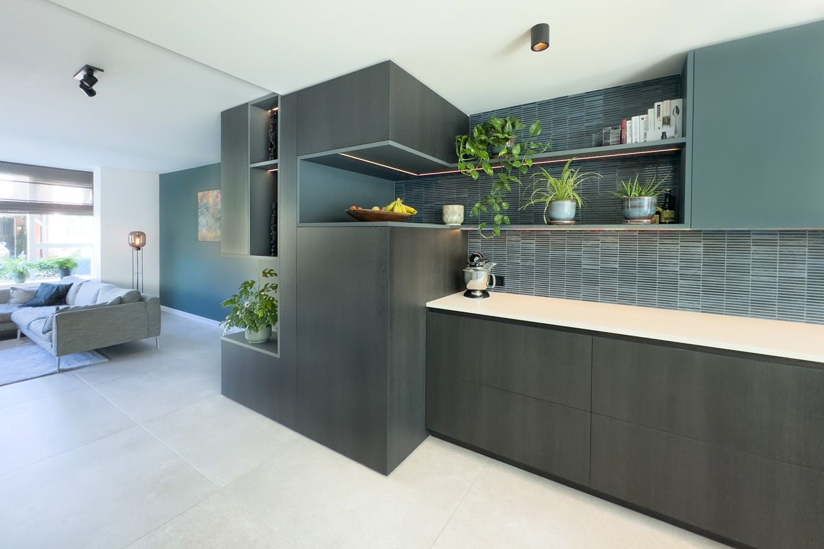 Interieurontwerp van een maatwerk keuken in Amersfoort met doordachte indeling en stijlvol kleurgebruik.
