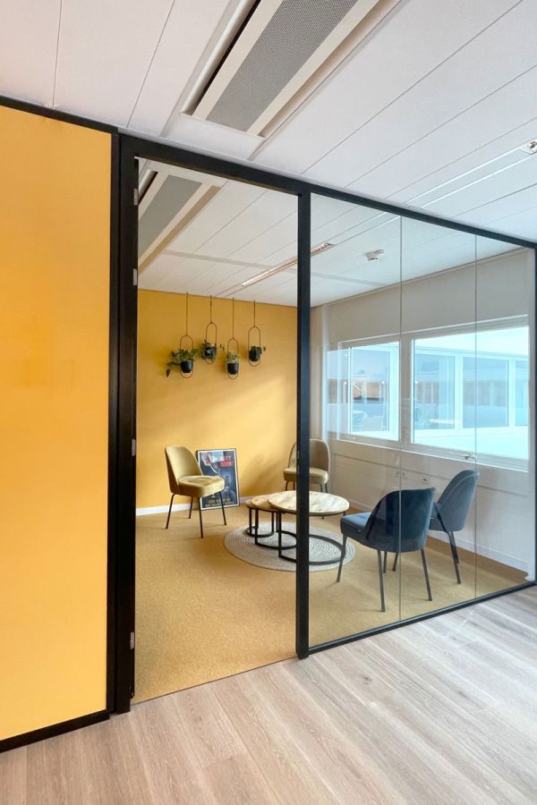 Signing wallprint folie met logo in huisstijl kantoorinrichting Amstelveen