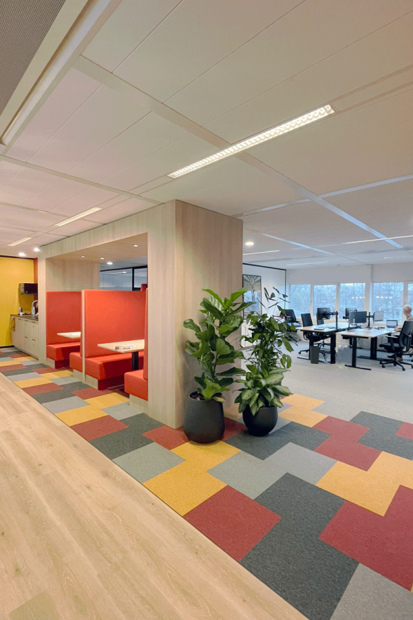 Kantoorinrichting in Amerstelveen met maatwerk overlegplek en werkplekken