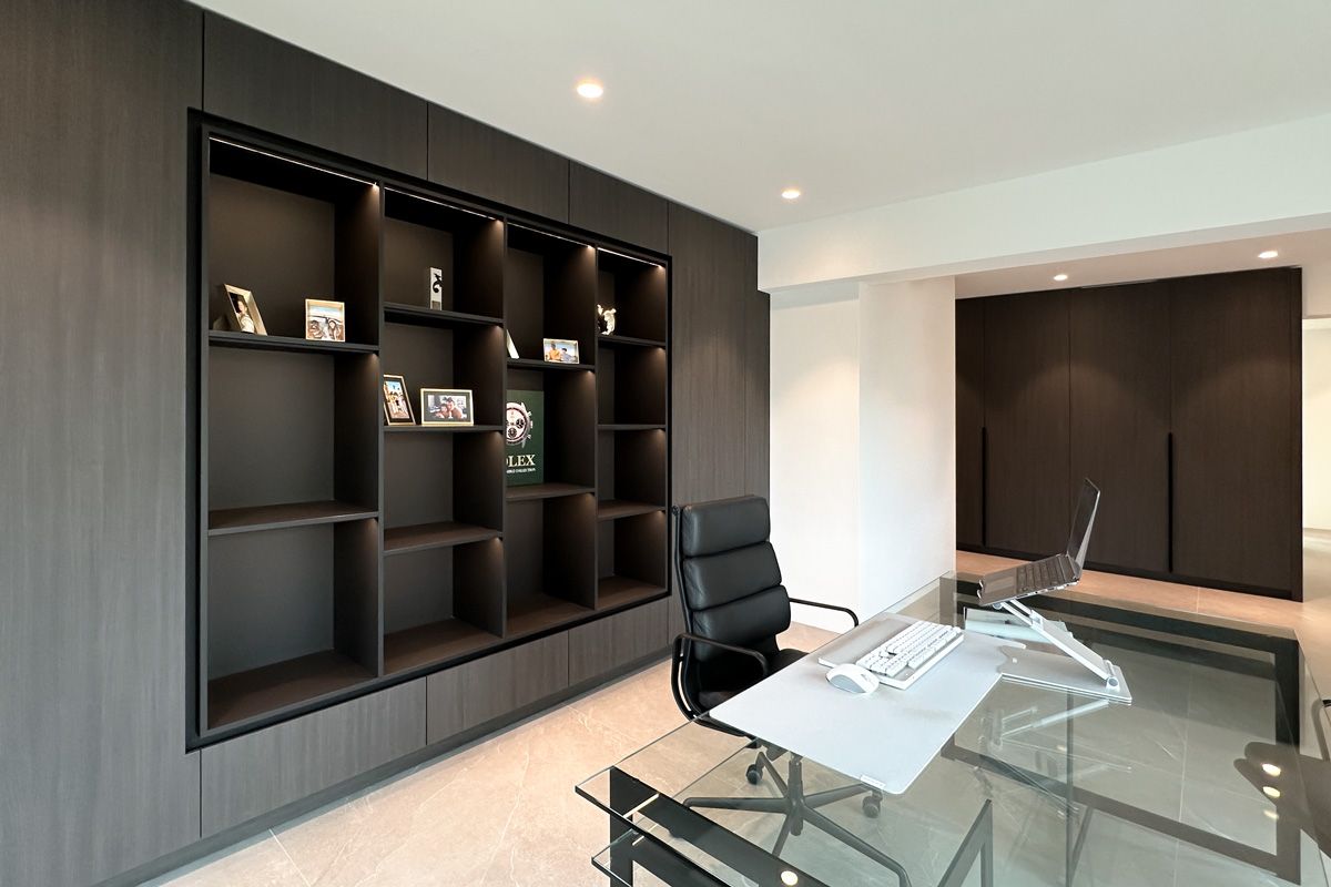 Luxe kantoor met een kast op maat met glazen bureau. 