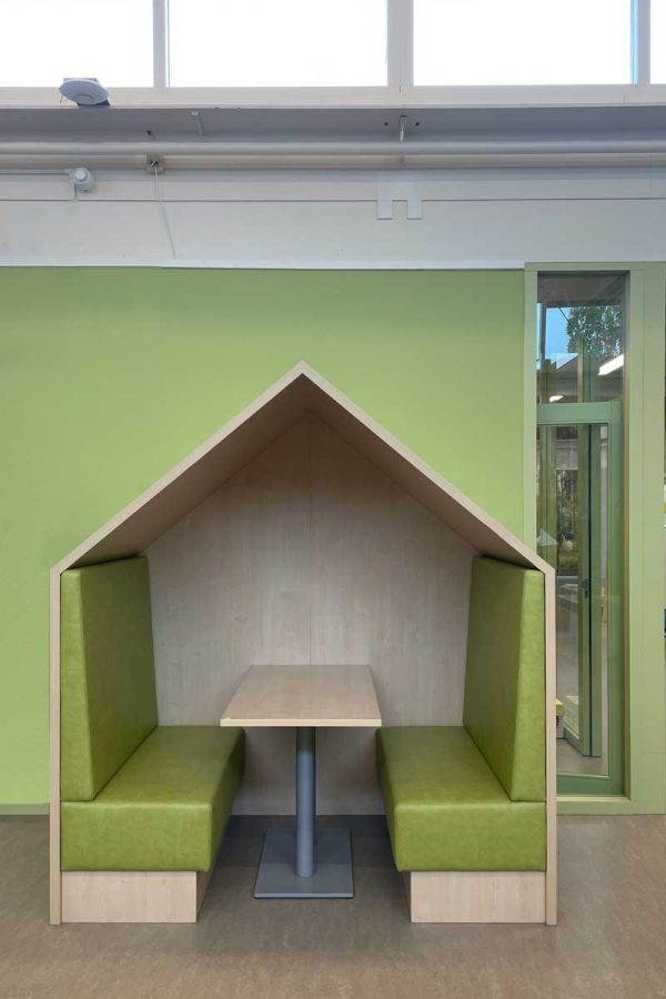 Inrichting schoolgebouw: treinbankje leerplein