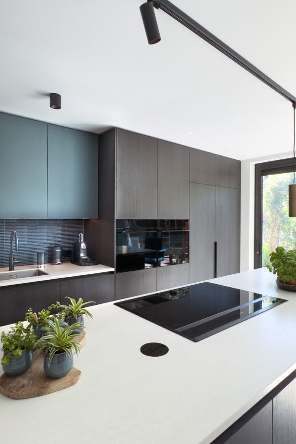 Keuken op maat met kookeiland en hoge kastenwand in Amersfoort