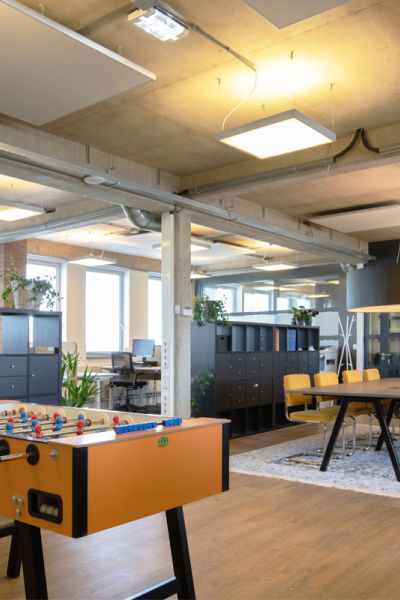 Industriële kantoorinrichting bij Telecompaper in Houten met een speelse en moderne werkruimte.