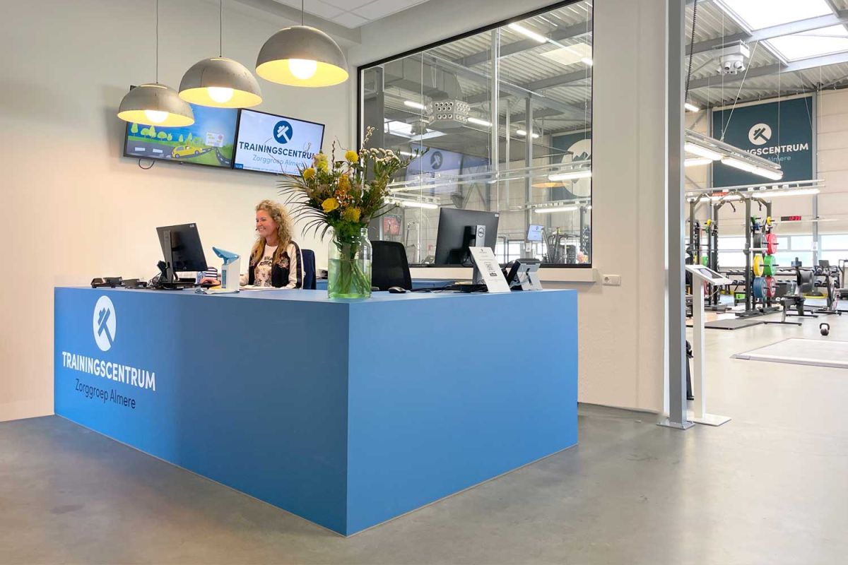 Inrichting fysiotherapiepraktijk Almere ontvangstruimte