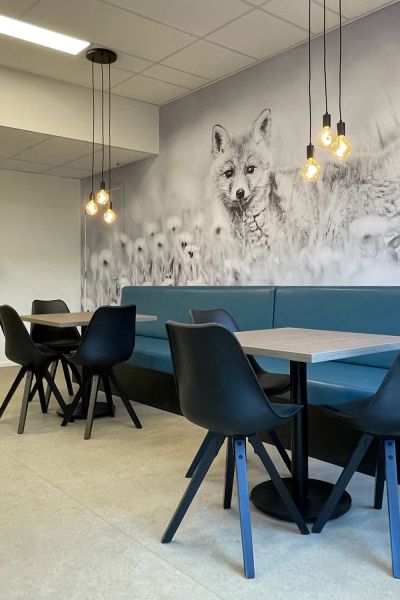 Inrichting schoolgebouw - treinbankjes inrichting leerplein