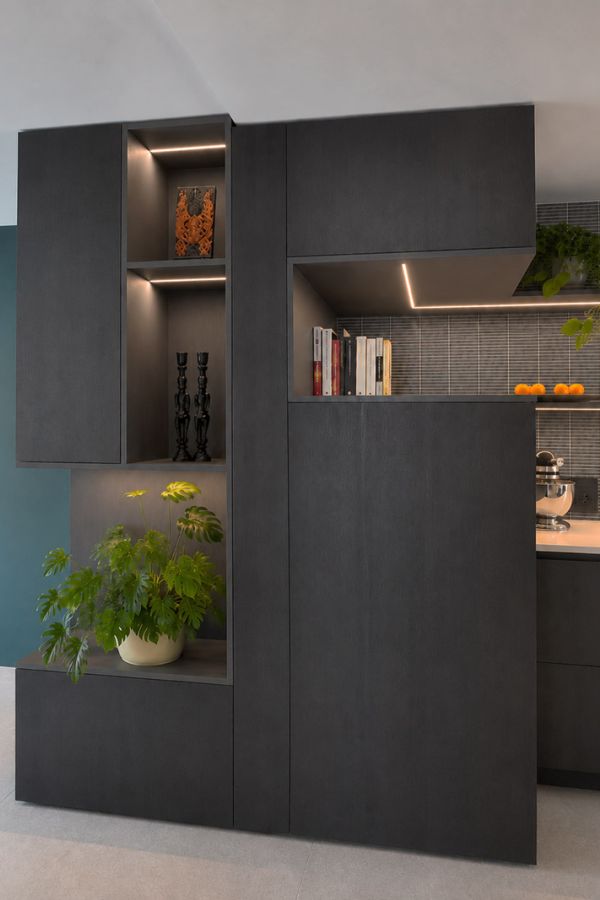 Interieurontwerp woning Amersfoort met maatwerkmeubel in donkere houttint