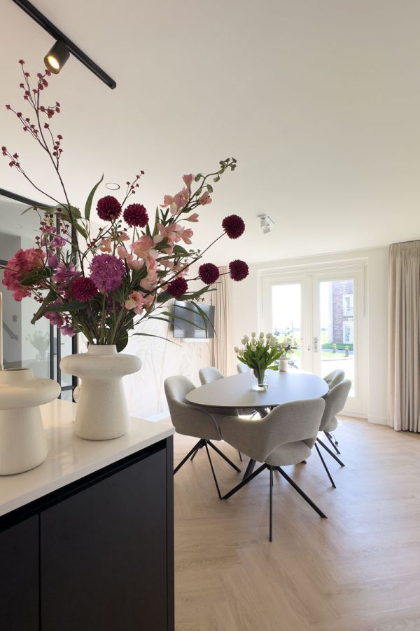 Interieur op maat met eethoek en maatwerk keuken.