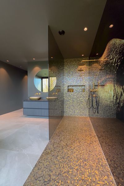 Luxe interieur op maat in Groningen met maatwerk badkamer en kastoplossingen.