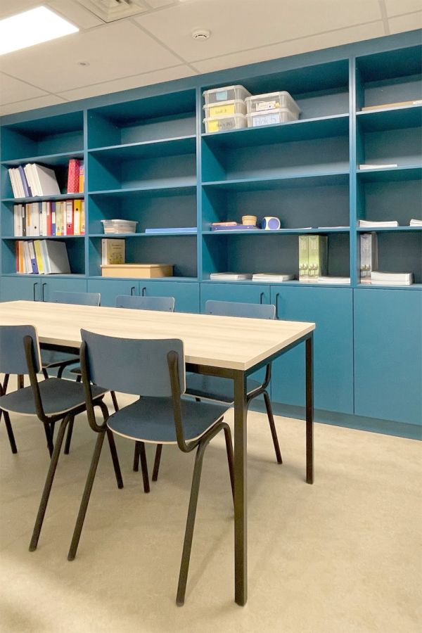 Basisschool interieur met opbergkasten en tafels voor groepswerk