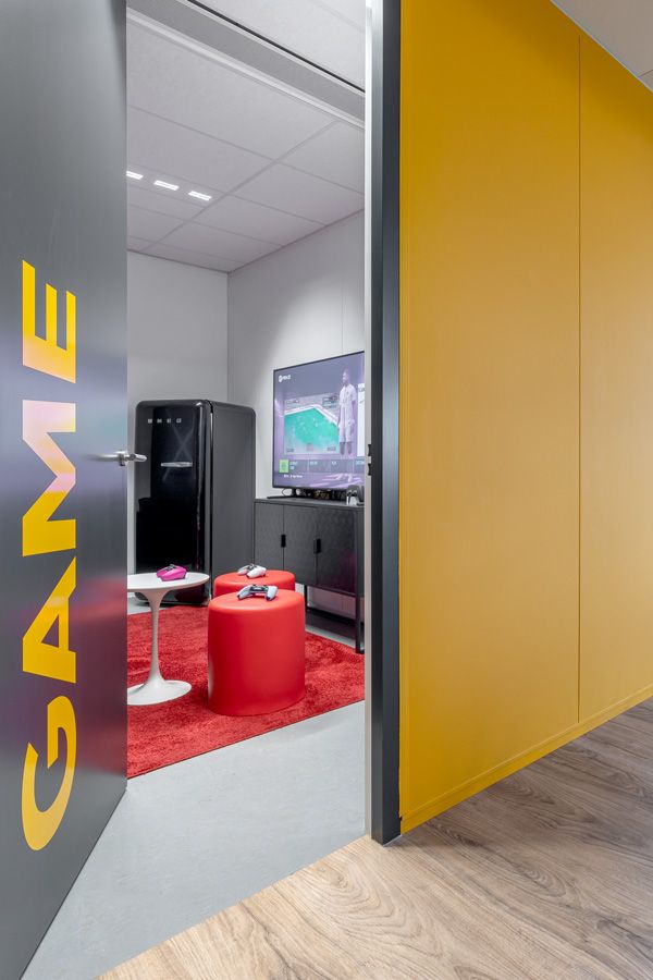 Gameroom met ruimte voor ontspanning in hippe werkomgeving kantoorinrichting Utrecht