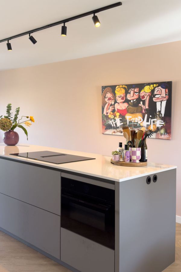 Maatwerk keuken met kookeiland en opbergruimte.