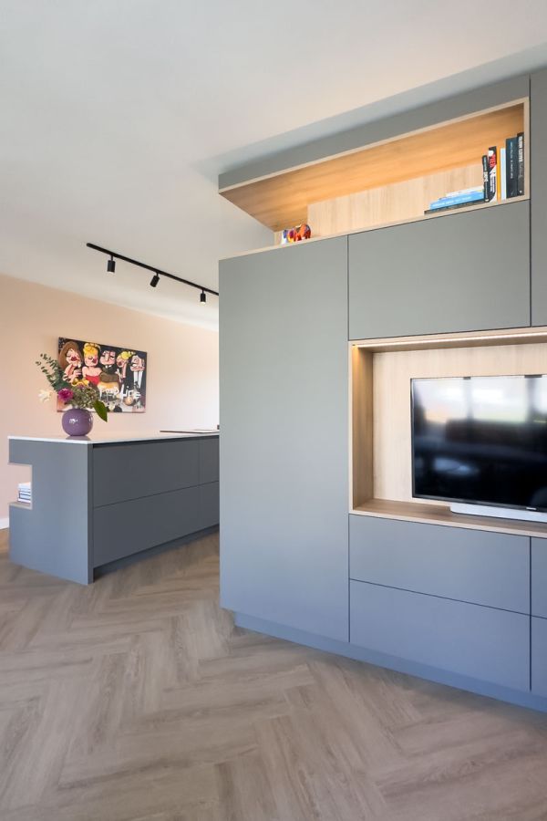 Wandkast op maat met open vakken en verlichting.
