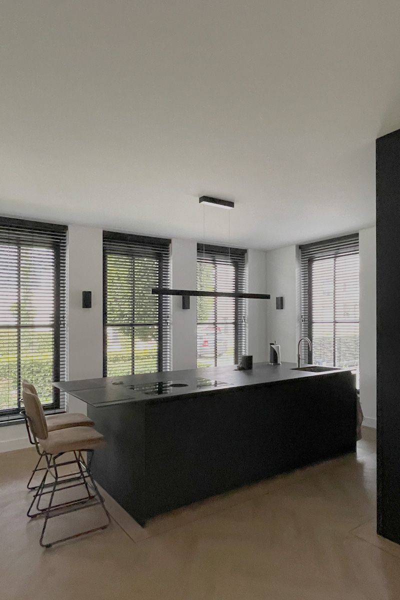 Ontwerp luxe zwarte keuken met keukeneiland in interieurdesign woning Utrecht, Houten