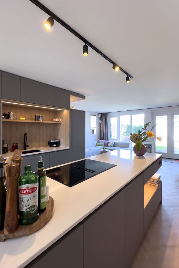 Interieur op maat met maatwerk keuken en kookeiland.