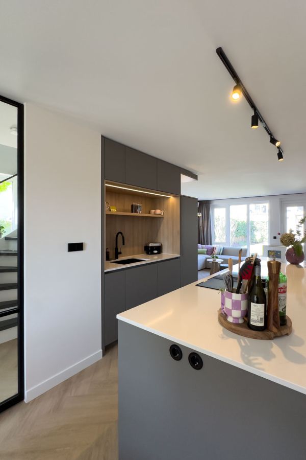 Interieuradvies op maat met keukeneiland als centraal middelpunt van de woning.