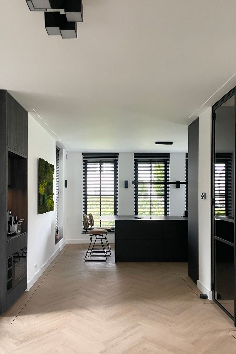 Zwarte keuken met keukeneiland in interieurdesign Houten, Utrecht