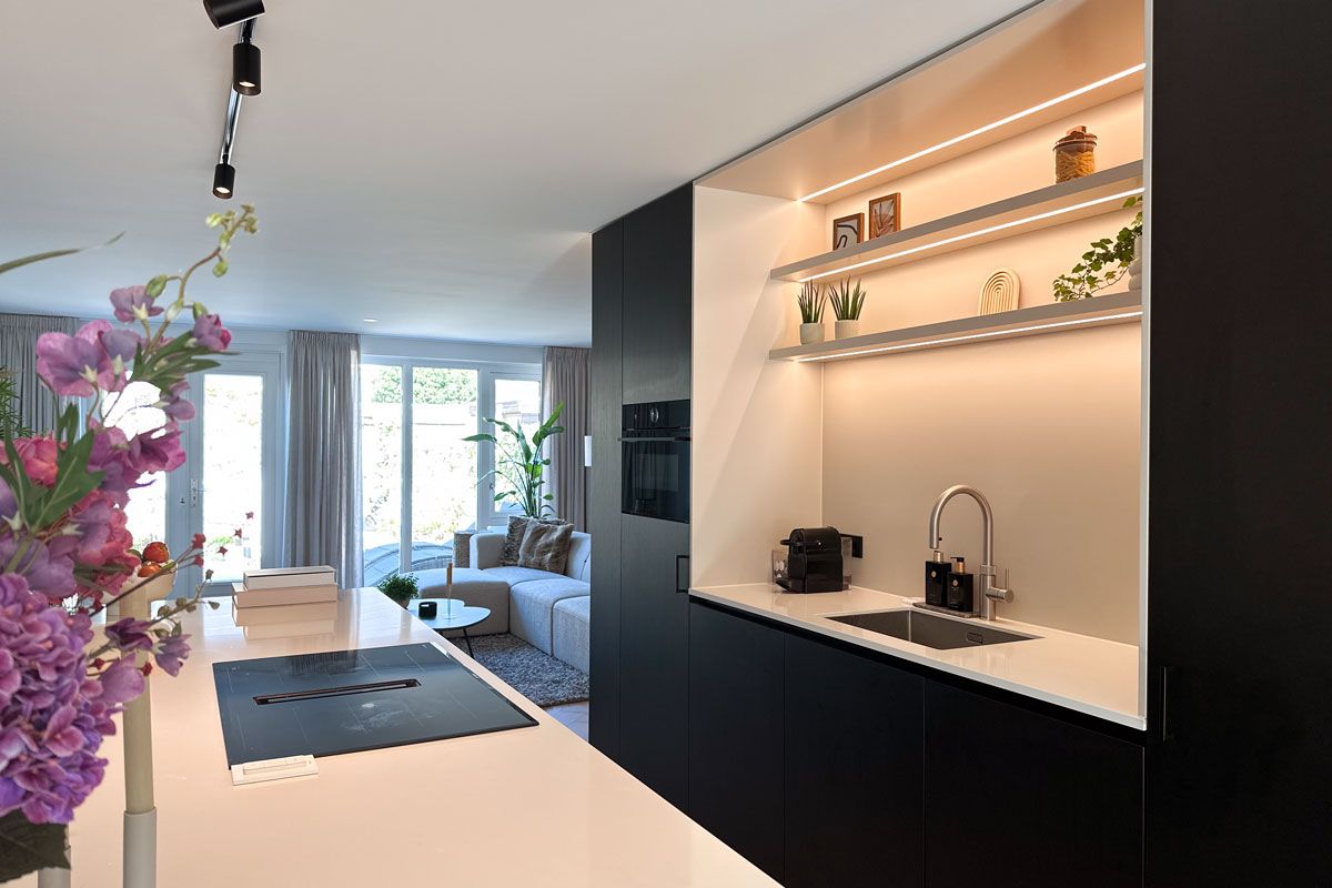 Maatwerk keuken met verlichting als onderdeel van interieurontwerp.